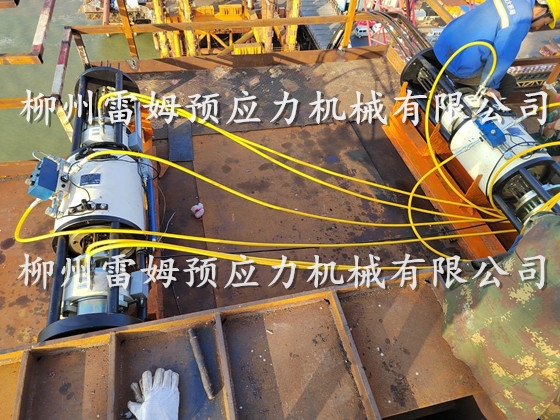 2021年11月12日，武漢思力特種工程機械施工有限公司汕頭牛田洋特大橋主橋鋼桁梁拖拉，采用了我公司TS200D-300數控提升千斤頂。