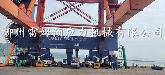 2021年11月28日，三一海洋重工有限公司深圳市鹽田港岸橋提升，采用了我公司TS350D-250數控提升千斤頂。